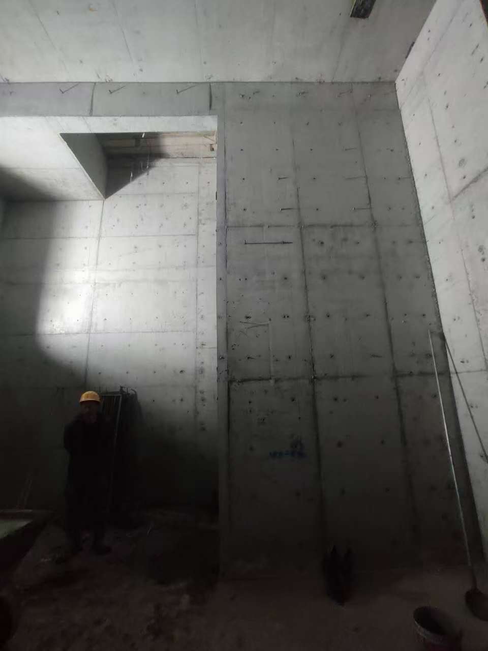 市中墙上开槽钢筋断了有影响吗